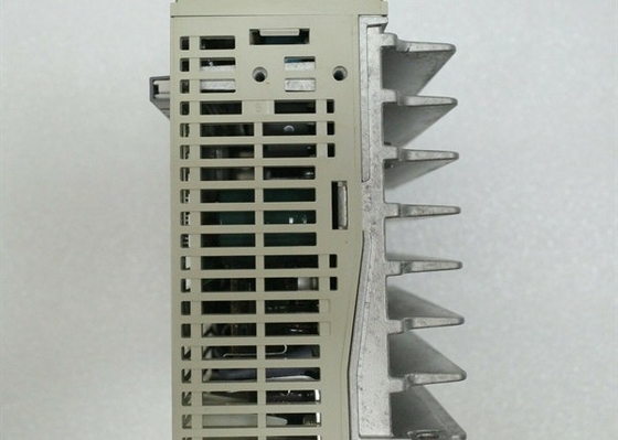 Servoaccionamiento industrial YASKAWA SGDH-04AE 200-230 VCA 50 / 60 Hz 30 vatios 55 Kw