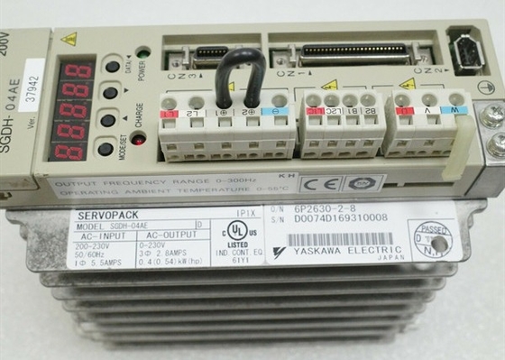 Servoaccionamiento industrial YASKAWA SGDH-04AE 200-230 VCA 50 / 60 Hz 30 vatios 55 Kw