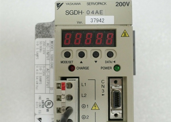 Servoaccionamiento industrial YASKAWA SGDH-04AE 200-230 VCA 50 / 60 Hz 30 vatios 55 Kw