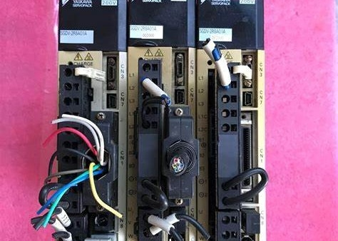 YASKAWA SGDV-2R8A01A002000 Servomotores Industriales SERVOPACK 230VAC 3 FASES