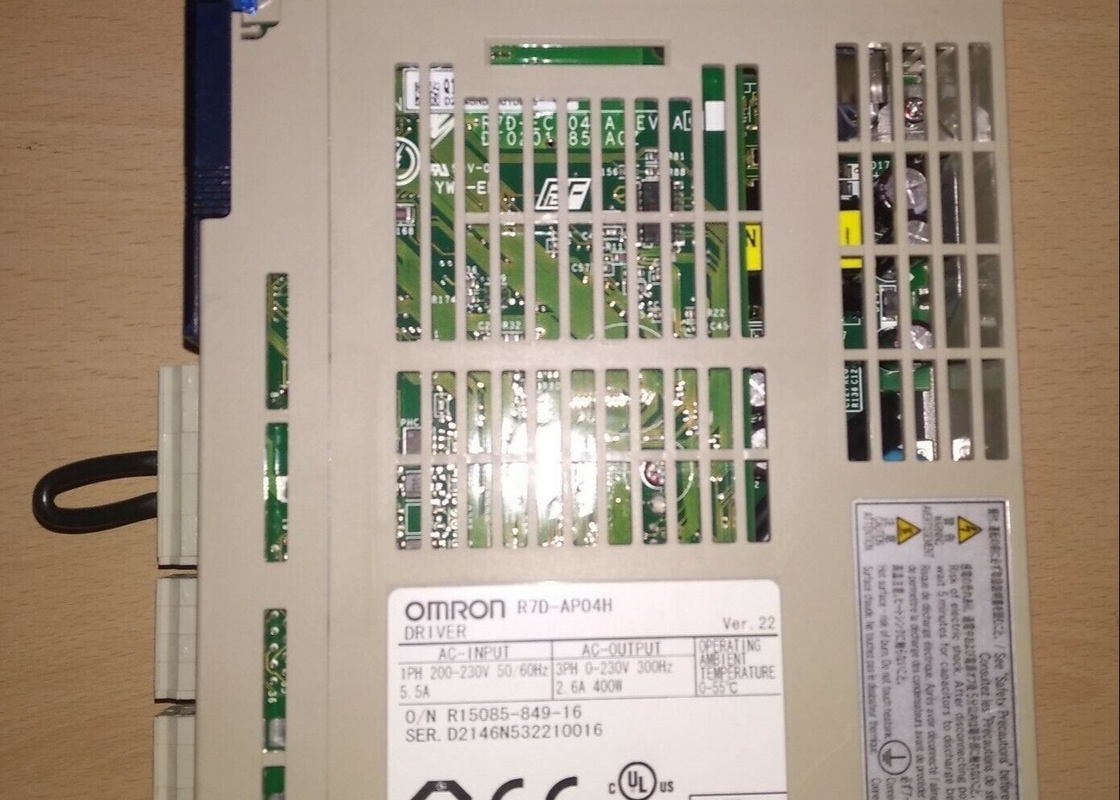Conductor servo 5.5amp de la CA de Omron R7D-AP04H 1 salida 50/60hz de la fase 200-230vac