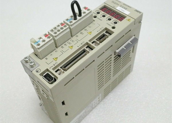 Servoaccionamiento industrial YASKAWA SGDH-04AE 200-230 VCA 50 / 60 Hz 30 vatios 55 Kw